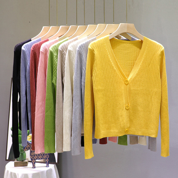 Sieviešu veste ar V veida izgriezumu un pogām