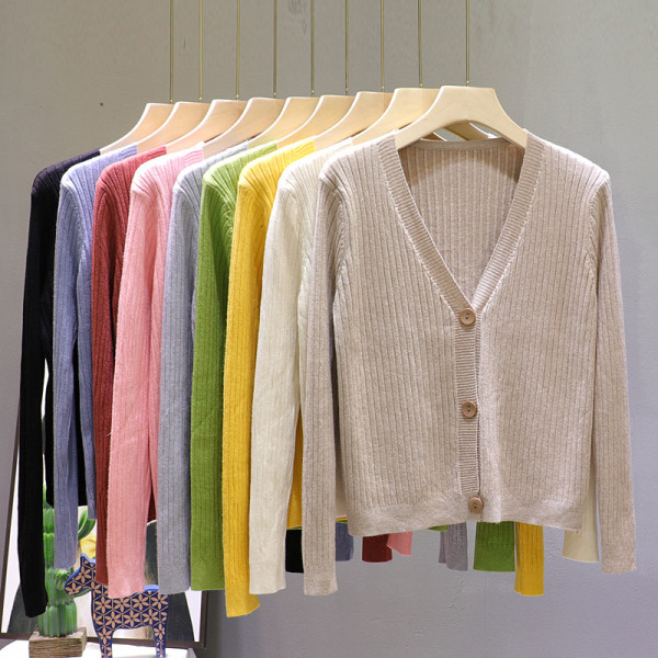 Sieviešu veste ar V veida izgriezumu un pogām