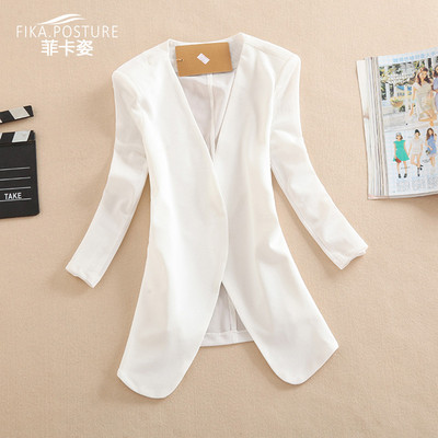 Model de jachetă lungă cu nasture