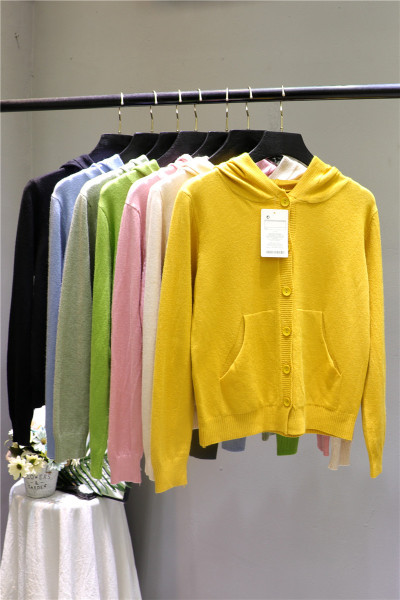 Naiste vabaaja vest kapuutsi ja taskutega