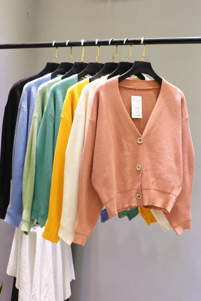 Sieviešu jaka ar pogām un V veida kakla izgriezumu