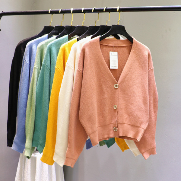 Sieviešu jaka ar pogām un V veida kakla izgriezumu