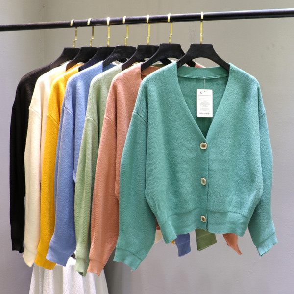 Sieviešu jaka ar pogām un V veida kakla izgriezumu