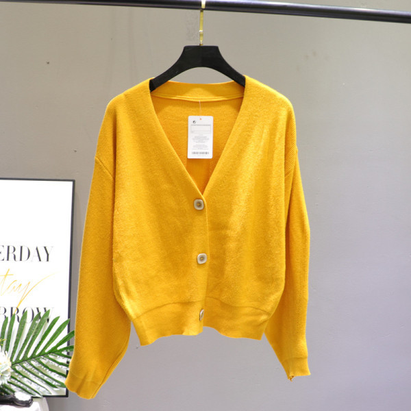 Sieviešu jaka ar pogām un V veida kakla izgriezumu