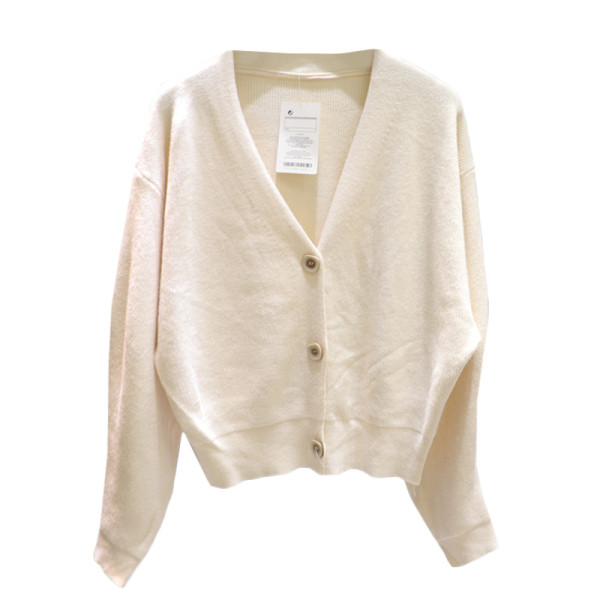 Sieviešu jaka ar pogām un V veida kakla izgriezumu