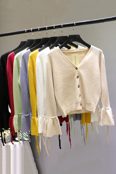 Női mellény lótusz ujjal és spitz nyakkivágással