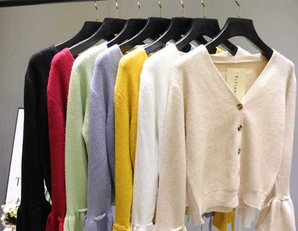 Női mellény lótusz ujjal és spitz nyakkivágással