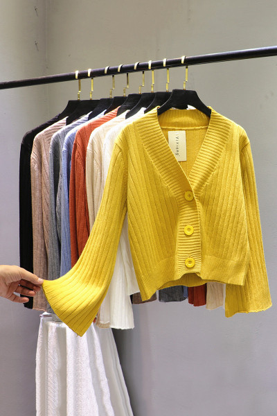 Moderna sieviešu veste ar lotosa piedurknēm un špica kakla izgriezumu