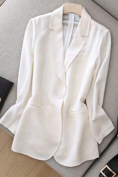 Hosszú testre szabott női kabát gombokkal