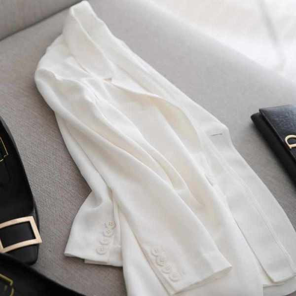 Hosszú testre szabott női kabát gombokkal