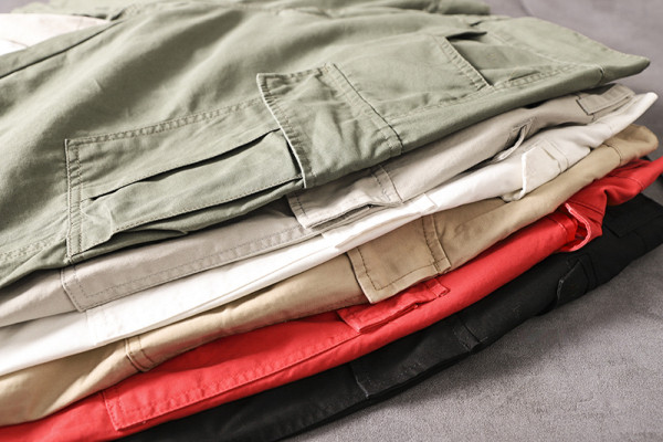 Pantaloni scurți pentru bărbați cu 3/4 lungime și buzunare