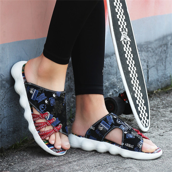 Modernas vīriešu čības ar mežģīnēm un plakanu zoli