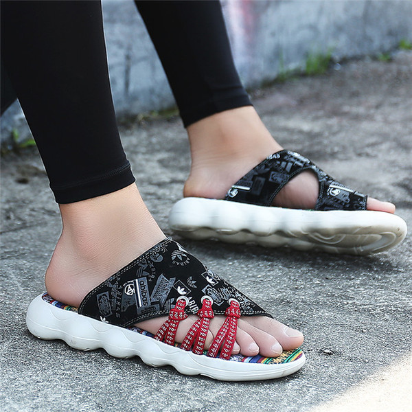 Modernas vīriešu čības ar mežģīnēm un plakanu zoli