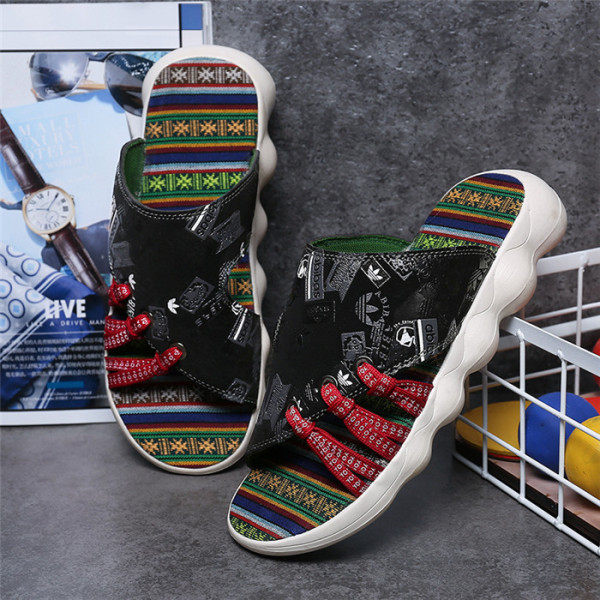 Modernas vīriešu čības ar mežģīnēm un plakanu zoli