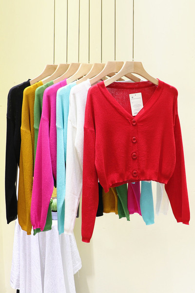 Moderna sieviešu veste - ar pogām un špica kakla izgriezumu