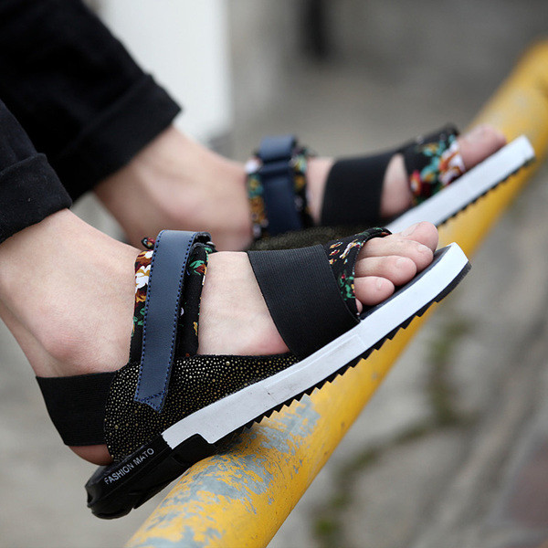 Moodsad plaastri ja mustriga meeste sandaalid