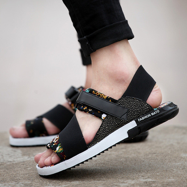 Moodsad plaastri ja mustriga meeste sandaalid