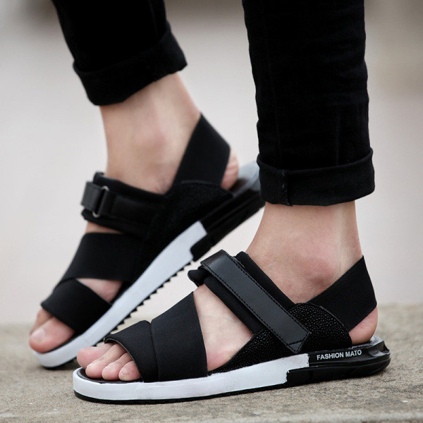 Moodsad plaastri ja mustriga meeste sandaalid