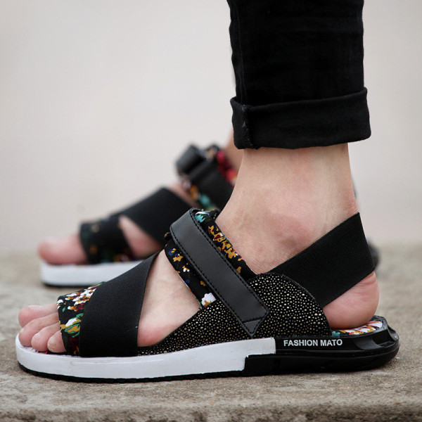 Moodsad plaastri ja mustriga meeste sandaalid