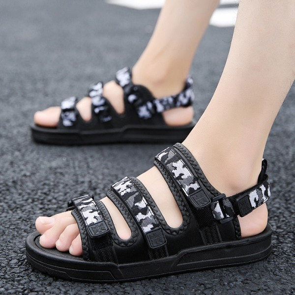 Moodsad kamuflaažipaela ja plaastriga meeste sandaalid