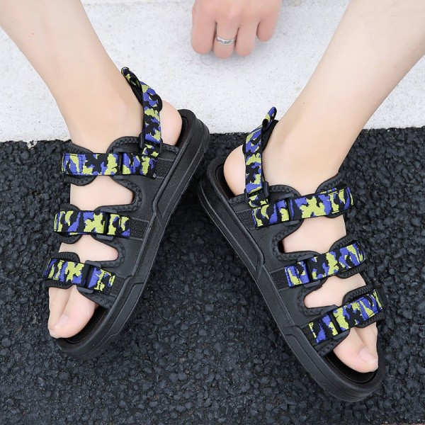 Moodsad kamuflaažipaela ja plaastriga meeste sandaalid