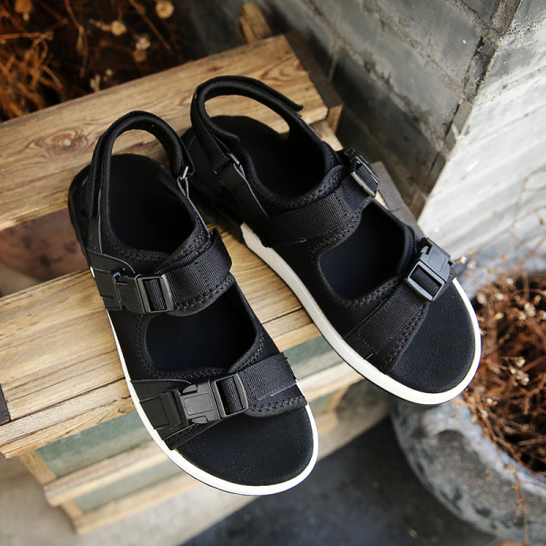 Modernas vīriešu sandales ar aizdari un ielāpiem