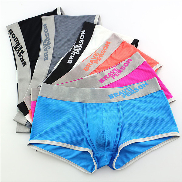 Mitmes värvitoonis kirjaga meeste bokserid