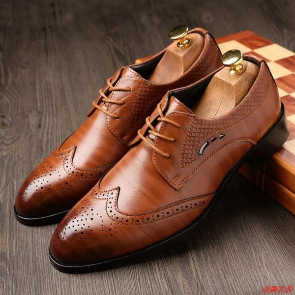 Kolmes värvitoonis paeltega pidulikud meeste kingad