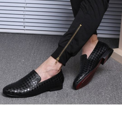 Eko bőrből készült, lapos talpú férfi cipő új modellje