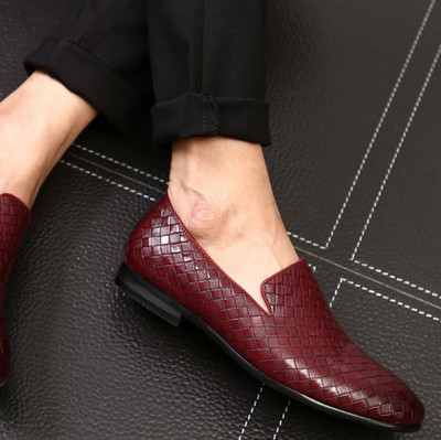 Eko bőrből készült, lapos talpú férfi cipő új modellje