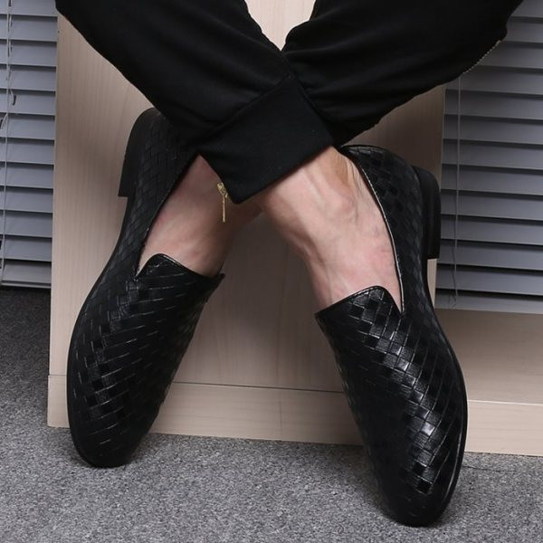 Eko bőrből készült, lapos talpú férfi cipő új modellje