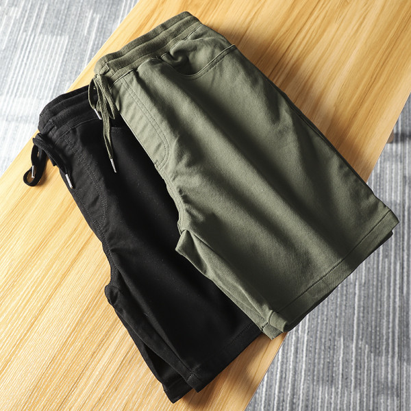 Férfi modern 3/4-es nadrág nyakkendővel