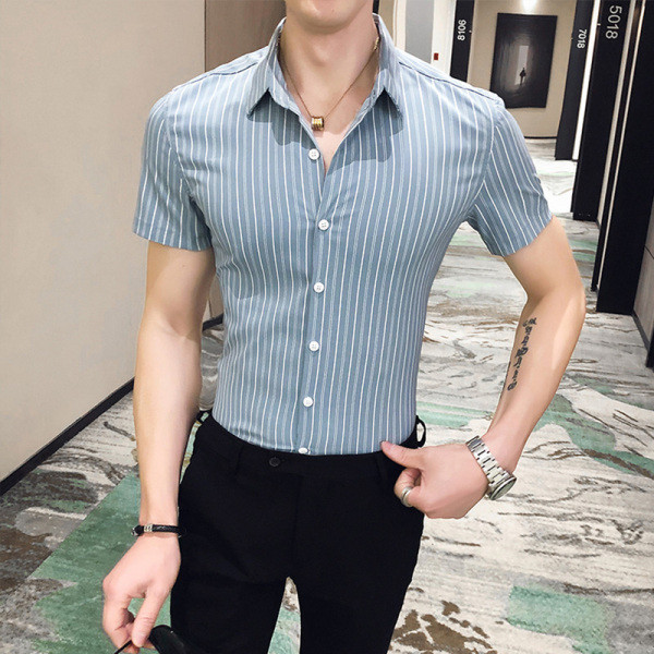 Nyári testhezálló férfi ing gombokkal és rövid ujjúval