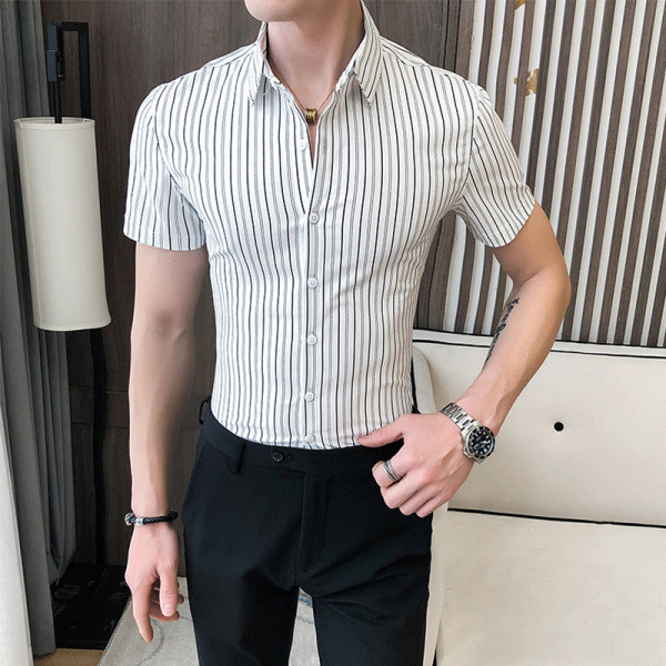 Nyári testhezálló férfi ing gombokkal és rövid ujjúval