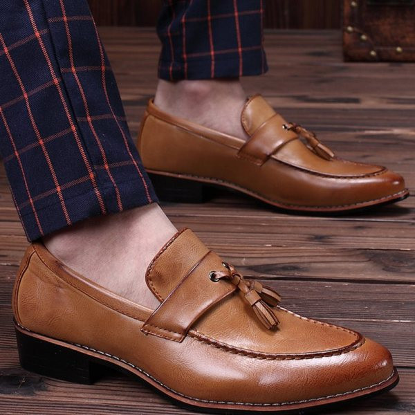 Modern férfi cipő eco-bőr bojttal