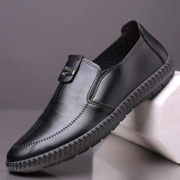 Mūsdienīgi vīriešu apavi ar metāla apdari no eko ādas