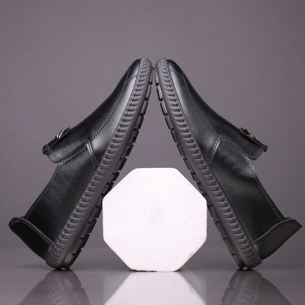 Mūsdienīgi vīriešu apavi ar metāla apdari no eko ādas