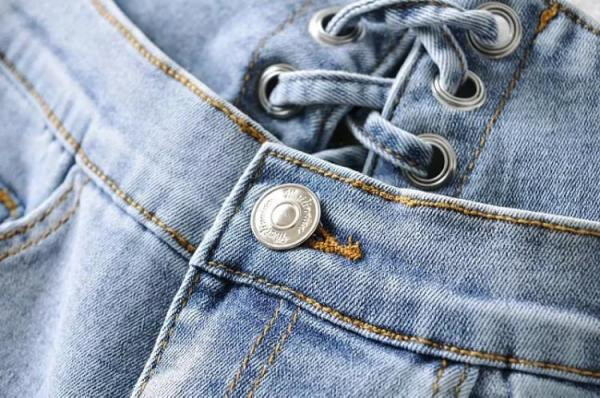 Модерни дамски къси панталони с връзки от деним