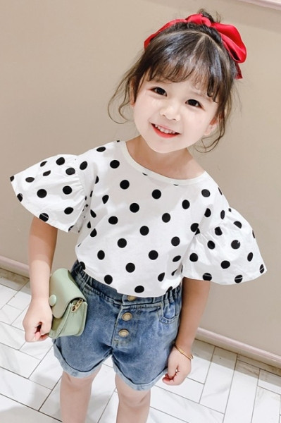 Μοντέρνο παιδικό σετ από μπλούζα πουά + σορτς τζιν