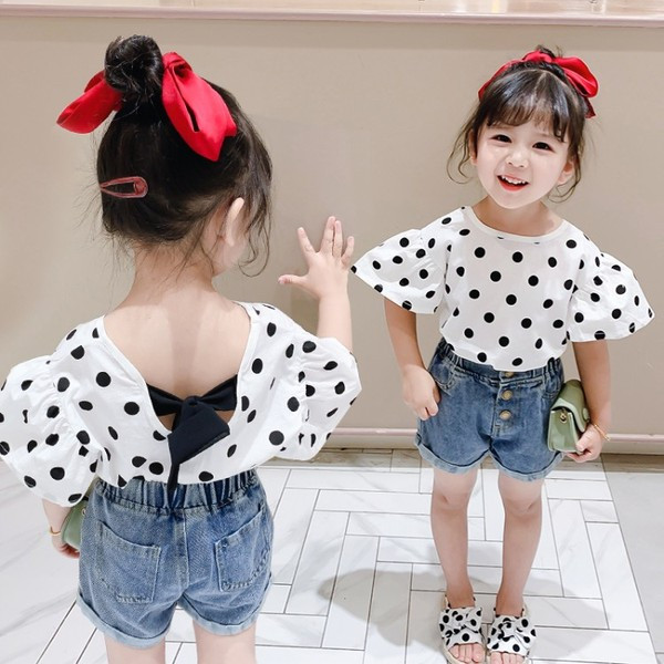 Μοντέρνο παιδικό σετ από μπλούζα πουά + σορτς τζιν