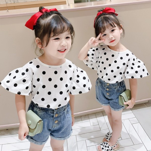 Μοντέρνο παιδικό σετ από μπλούζα πουά + σορτς τζιν