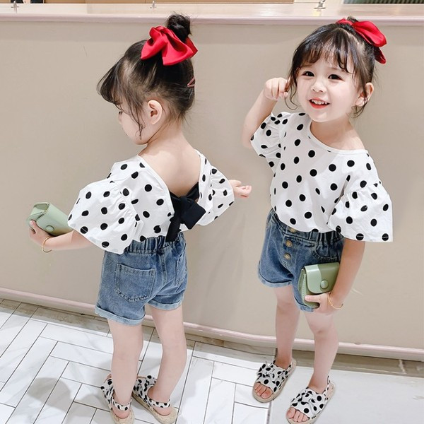 Μοντέρνο παιδικό σετ από μπλούζα πουά + σορτς τζιν