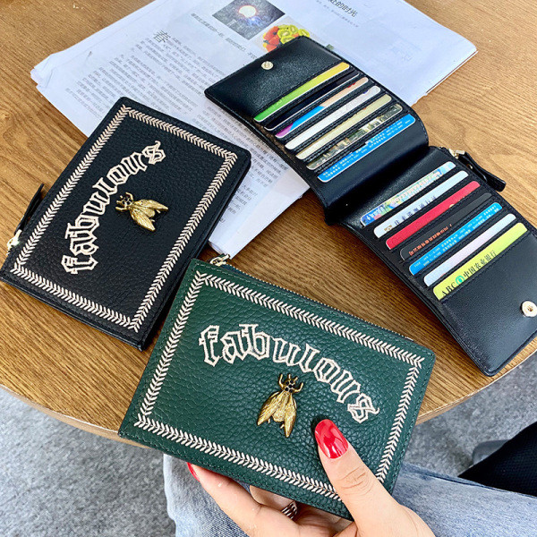 Női pénztárca hímzéssel és fém díszítéssel