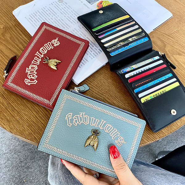 Női pénztárca hímzéssel és fém díszítéssel