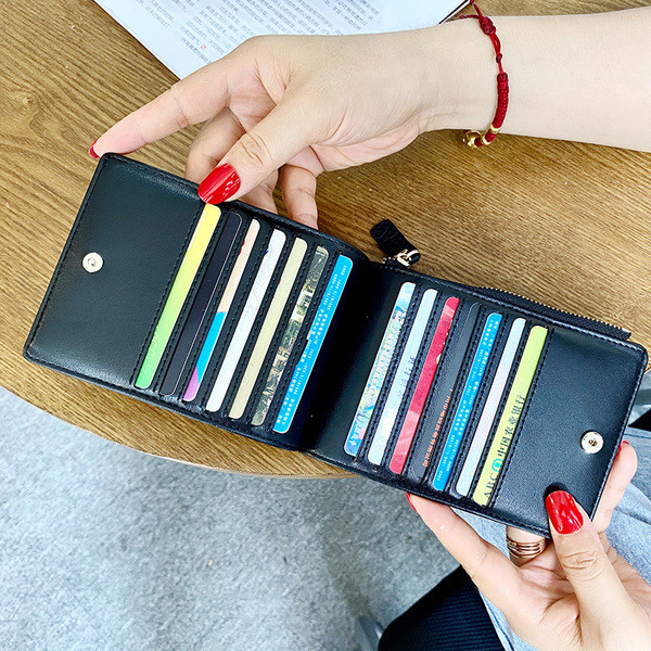 Női pénztárca hímzéssel és fém díszítéssel