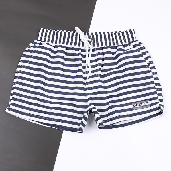 Férfi csíkos fürdőruha derékkötővel