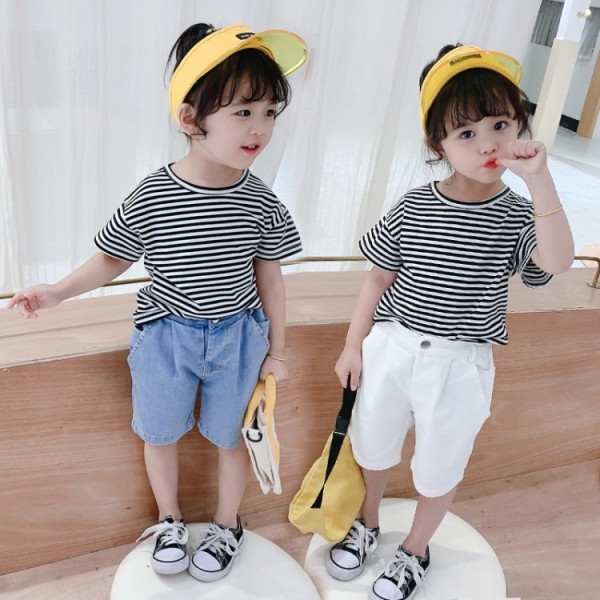 Moodne lastekomplekt tüdrukutele triibulisest pluusist + lühikesed püksid