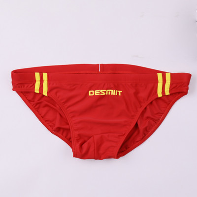 Vīriešu peldkostīmi ar uzrakstu