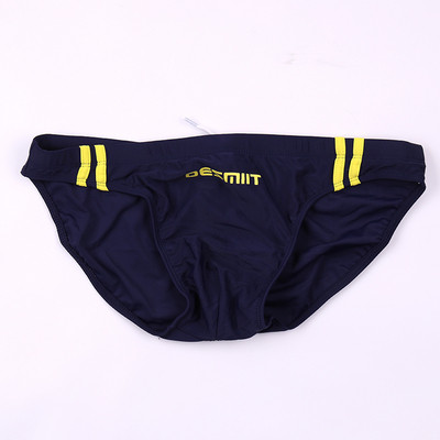 Vīriešu peldkostīmi ar uzrakstu