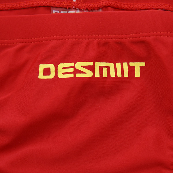 Vīriešu peldkostīmi ar uzrakstu